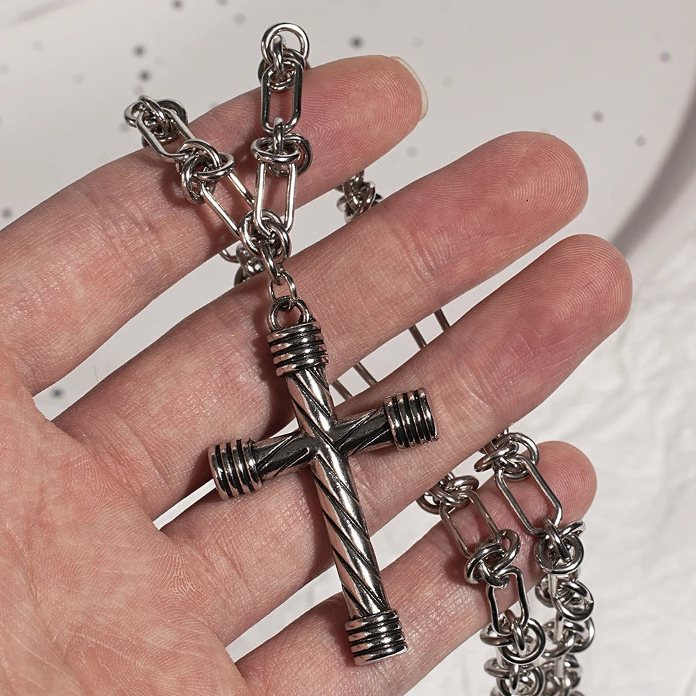 Colar Y2K Cruz Preta – Estilo Punk Retrô